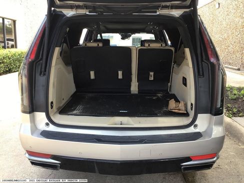 Used 2021 Cadillac Escalade ESV Premium Luxury w/ Performance Package AWD/4WD image 12