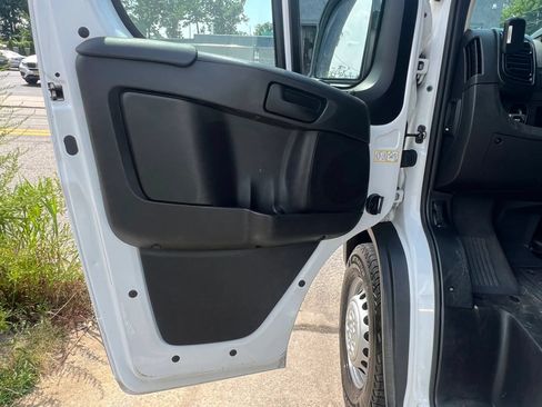 Used 2025 RAM ProMaster 2500 w/ Convenience Group FWD image 10