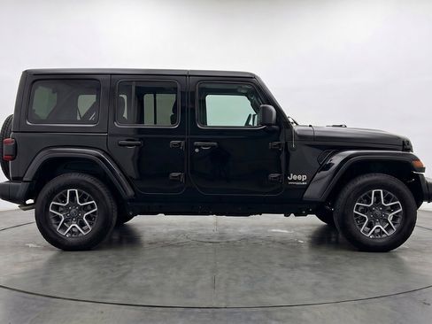 Used 2025 Jeep Wrangler Sahara image 11