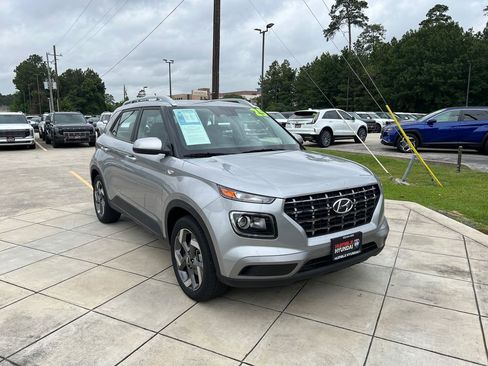 Certified 2025 Hyundai Venue SEL FWD image 3