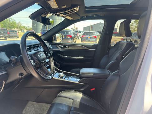 Used 2022 Jeep Grand Cherokee L Overland w/ Advanced Protech Group III AWD/4WD image 9