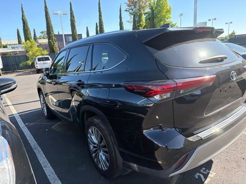 Used 2024 Toyota Highlander Platinum AWD/4WD image 16