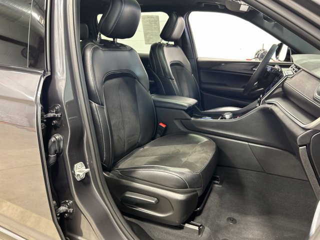 Used 2024 Jeep Grand Cherokee L Altitude AWD/4WD image 21