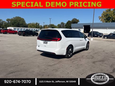 New 2026 Chrysler Pacifica Select image 14