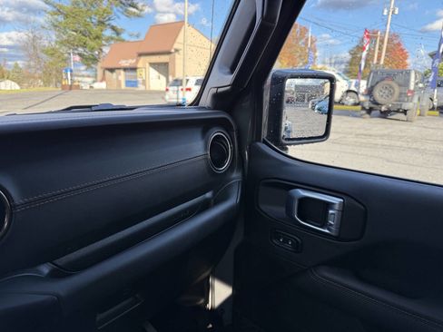 Used 2023 Jeep Wrangler Unlimited Sahara image 19