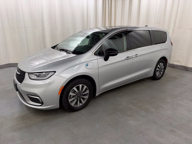 Used 2024 Chrysler Pacifica Limited FWD image 3