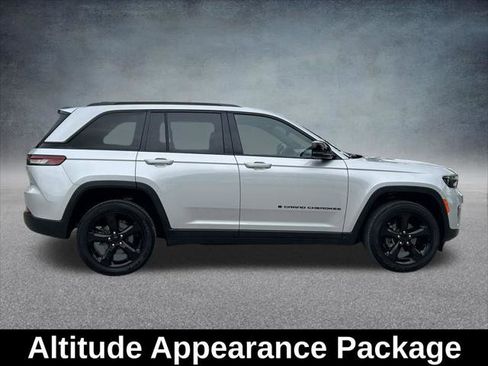 Certified 2024 Jeep Grand Cherokee Altitude image 5