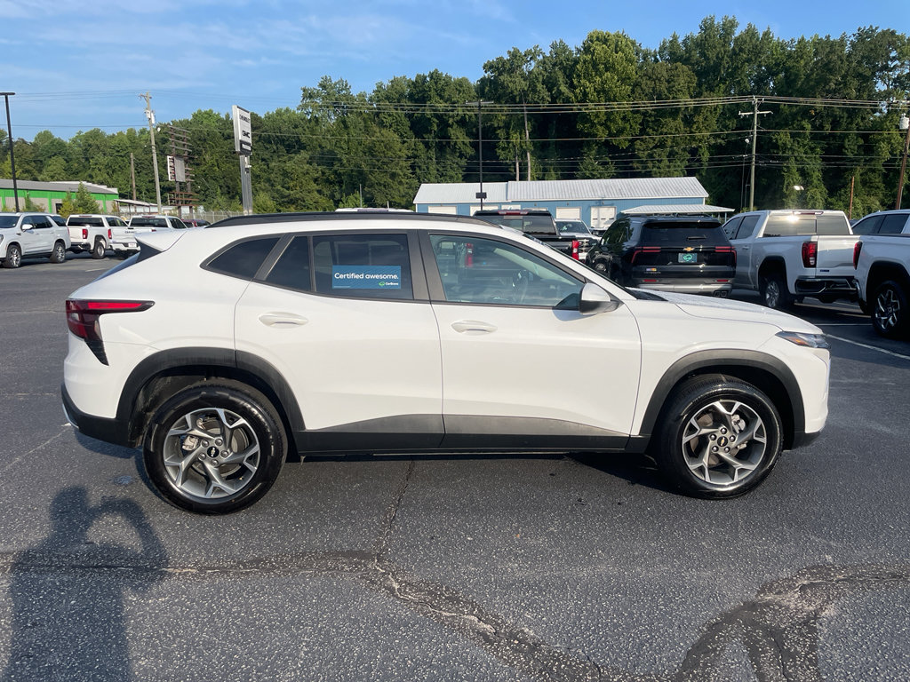 Certified 2025 Chevrolet Trax LT FWD image 2