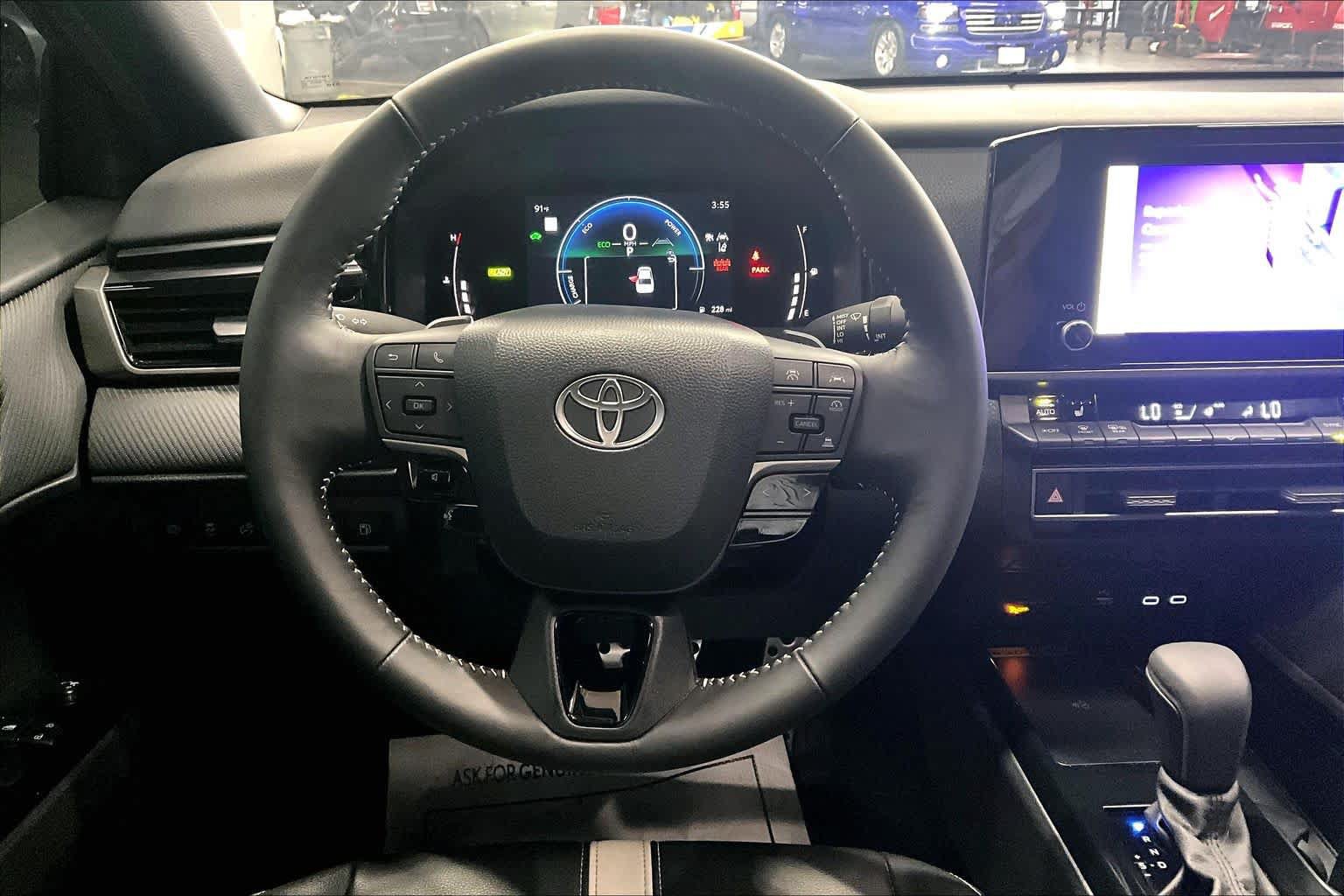 Used 2025 Toyota Camry SE w/ Convenience Package FWD image 5