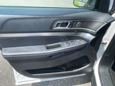 Used 2018 Ford Explorer XLT w/ Equipment Group 202A AWD/4WD image 11