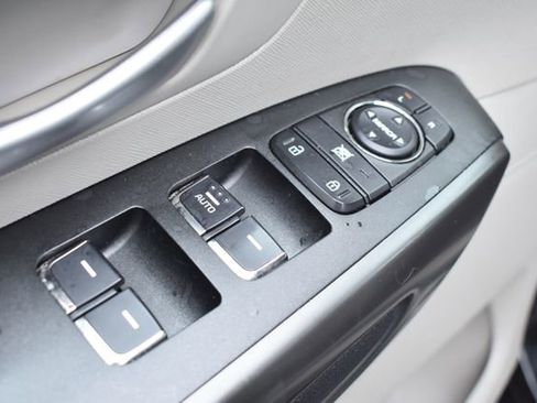 Used 2019 Kia Sedona LX FWD image 18