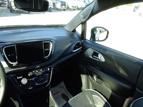 Used 2026 Chrysler Pacifica Limited FWD image 15