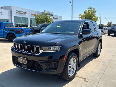 Used 2023 Jeep Grand Cherokee Laredo X AWD/4WD image 9