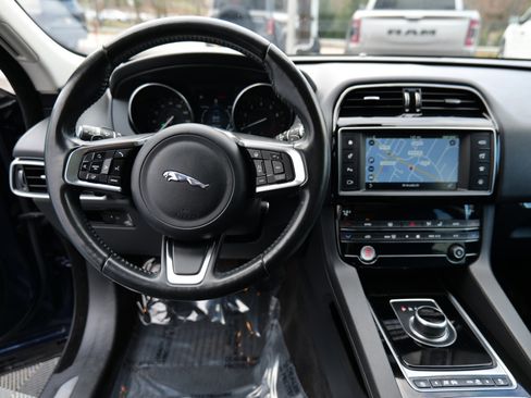Used 2018 Jaguar F-PACE Prestige image 17