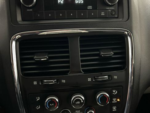 Used 2014 Dodge Grand Caravan SXT image 17