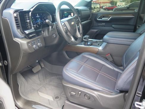 Used 2024 Chevrolet Silverado 1500 High Country w/ Technology Package AWD/4WD image 9