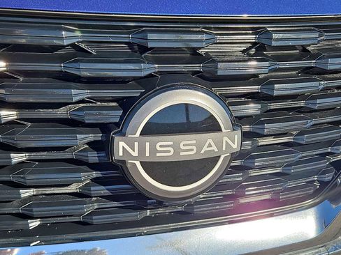 Used 2023 Nissan Rogue SV image 11