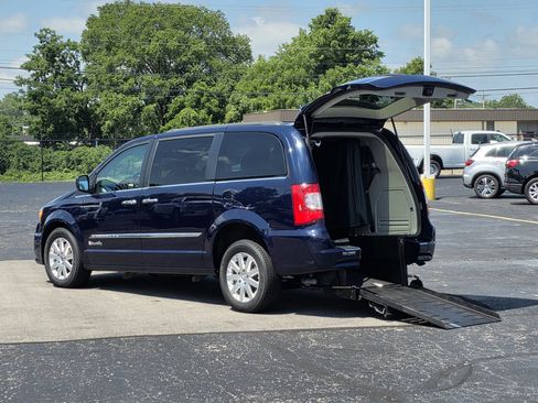 Used 2015 Chrysler Town & Country Touring w/ Driver Convenience Group FWD image 8