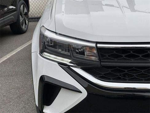 Certified 2022 Volkswagen Taos SE w/ Panoramic Sunroof Package image 9