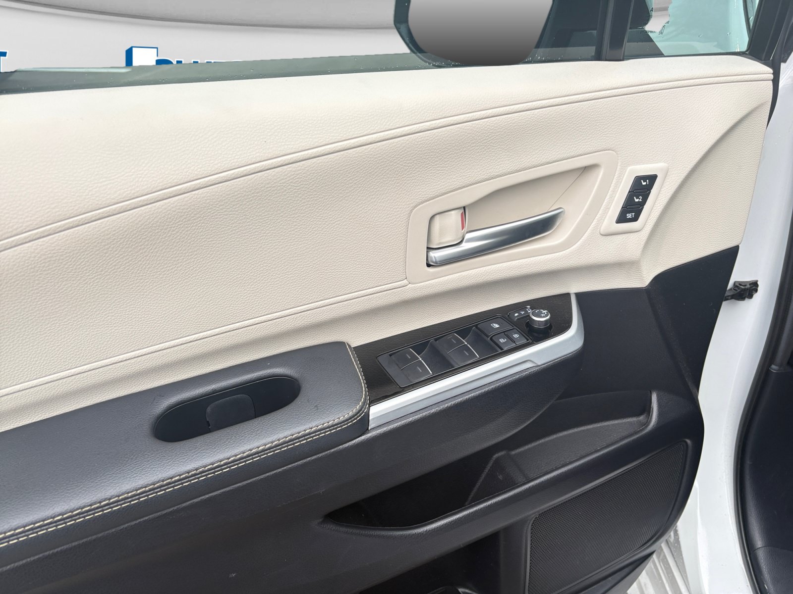 Used 2025 Toyota Sienna Platinum FWD image 10