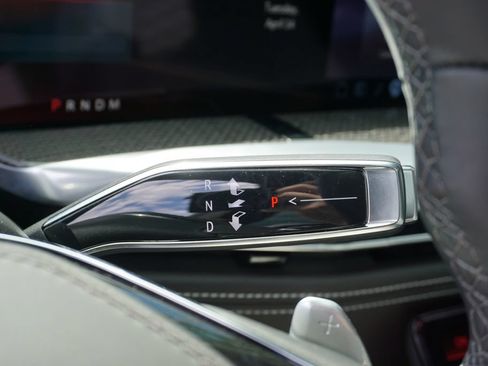 Used 2025 Cadillac Escalade ESV V AWD/4WD image 28