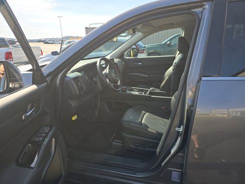Used 2025 Nissan Pathfinder SL image 13