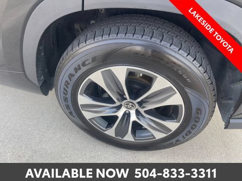 Certified 2024 Toyota Highlander XLE FWD image 14