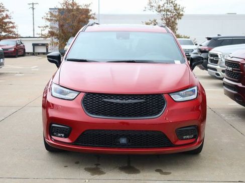 Used 2025 Chrysler Pacifica Limited image 3