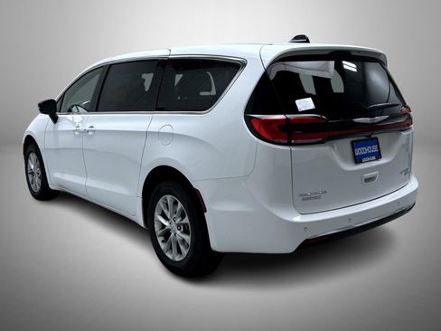 New 2026 Chrysler Pacifica Limited image 7