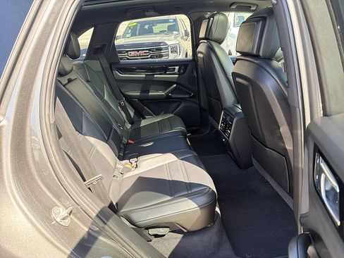 Used 2023 Porsche Cayenne AWD/4WD image 27