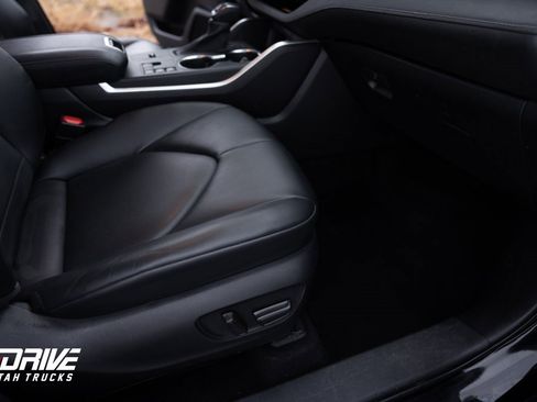 Used 2023 Toyota Highlander XLE image 17