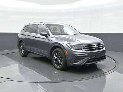 Used 2023 Volkswagen Tiguan SE AWD/4WD image 1
