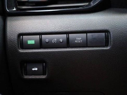 Used 2025 Nissan Sentra SV FWD image 17