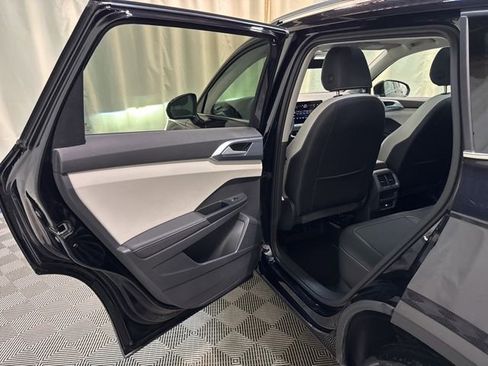 Certified 2025 Volkswagen Taos SE w/ Panoramic Sunroof Package image 27