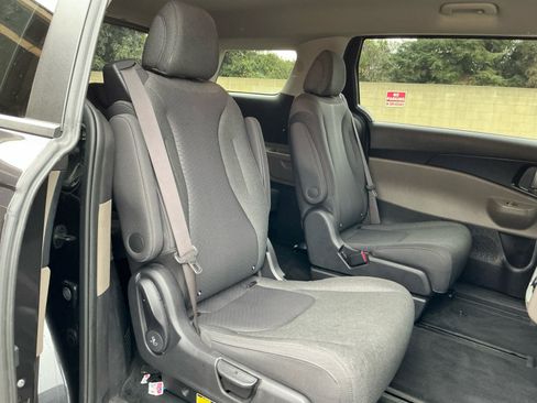 Used 2025 Kia Carnival LX image 20