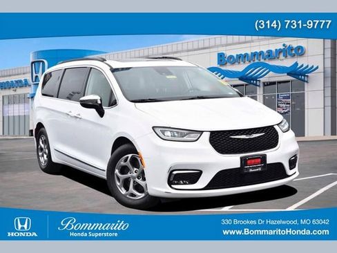 Used 2023 Chrysler Pacifica Limited FWD image 1