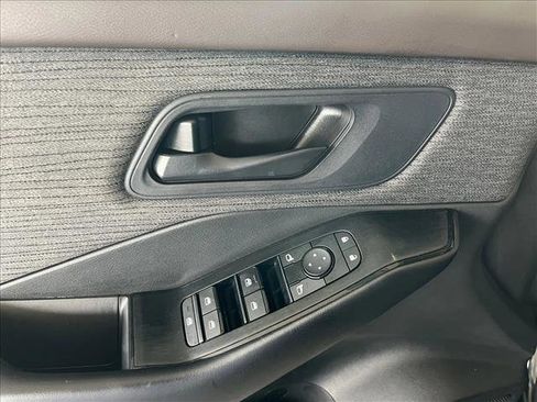 Used 2023 Nissan Rogue S image 18