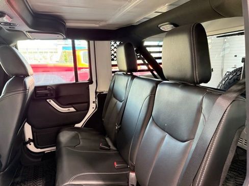 Used 2018 Jeep Wrangler Unlimited Rubicon w/ Connectivity Group image 17