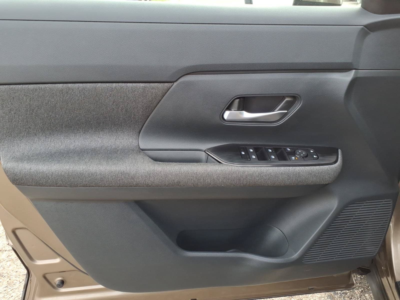 Certified 2025 Nissan Kicks SV FWD image 12