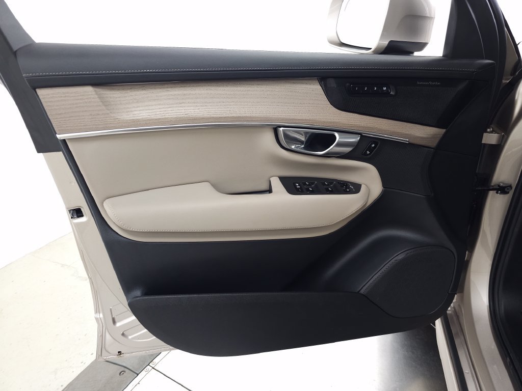 Used 2026 Volvo XC90 T8 Plus w/ Protection Package Premier AWD/4WD image 9