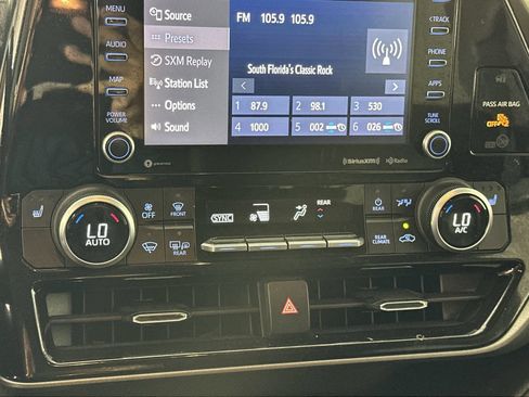 Used 2021 Toyota Highlander XLE FWD image 19