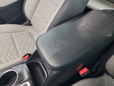 Used 2021 Chevrolet Equinox LS FWD image 32