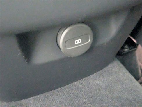 Used 2025 Volvo XC60 B5 Plus image 27