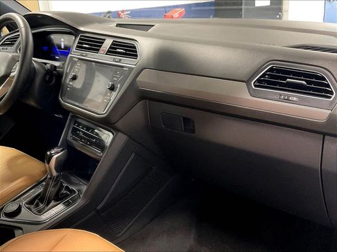 Certified 2023 Volkswagen Tiguan SE w/ Panoramic Sunroof Package AWD/4WD image 14