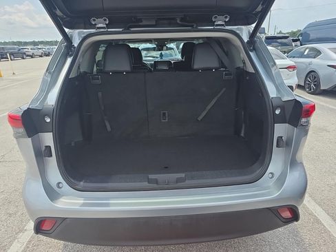 Used 2021 Toyota Highlander XLE FWD image 16