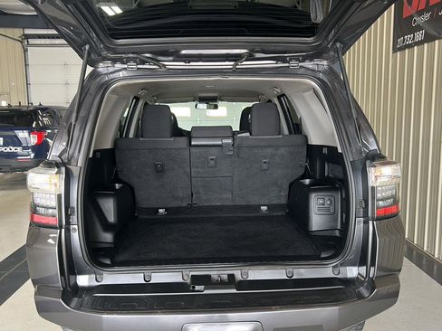 Used 2019 Toyota 4Runner SR5 AWD/4WD image 9