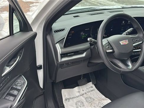 Used 2024 Cadillac XT4 Premium Luxury image 12