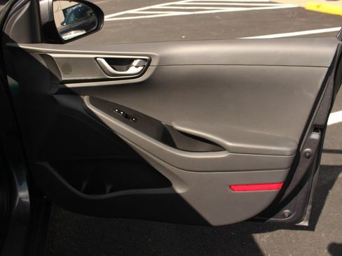 Used 2018 Hyundai Ioniq Plug-In Hybrid FWD image 22