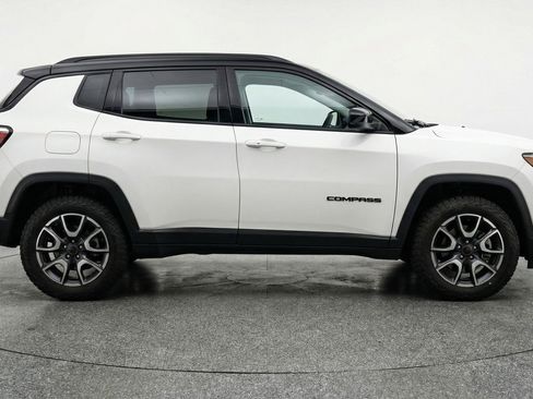 Used 2025 Jeep Compass Trailhawk image 11