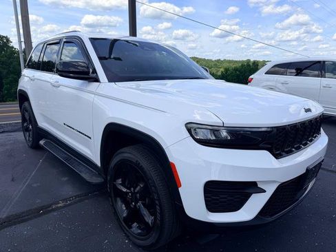 Used 2023 Jeep Grand Cherokee Altitude AWD/4WD image 13